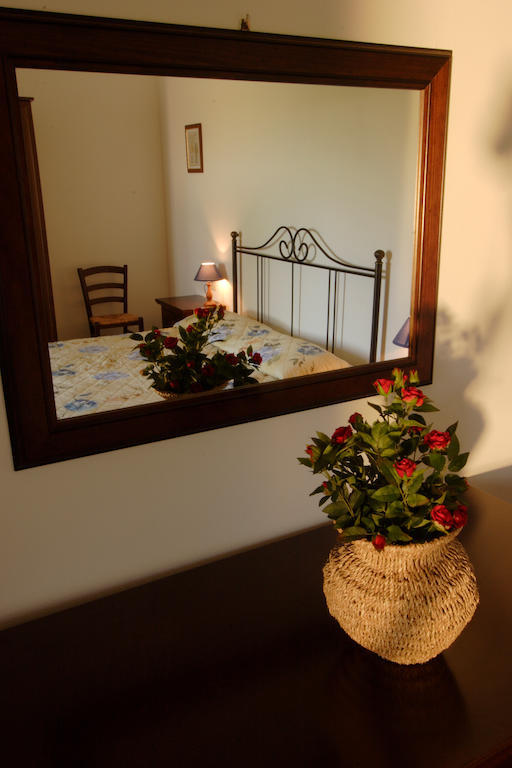 Agriturismo Quattro Pini カスタニェート・カルドゥッチ エクステリア 写真