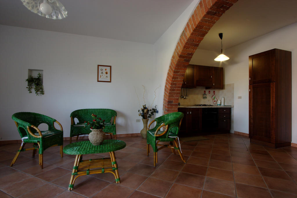 Agriturismo Quattro Pini カスタニェート・カルドゥッチ エクステリア 写真