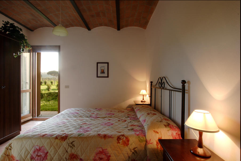 Agriturismo Quattro Pini カスタニェート・カルドゥッチ エクステリア 写真